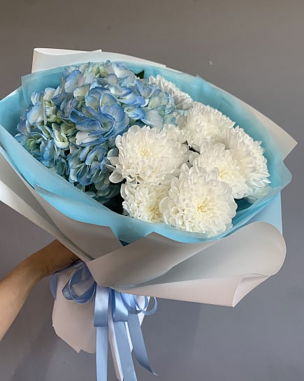 Сине-белый дуэт гортензии и хризантем with delivery to Astana