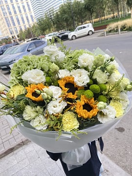 Большой круглый букет с подсолнухами и эустомой