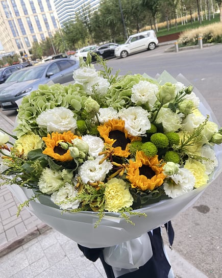 Большой круглый букет с подсолнухами и эустомой с доставкой по Астане