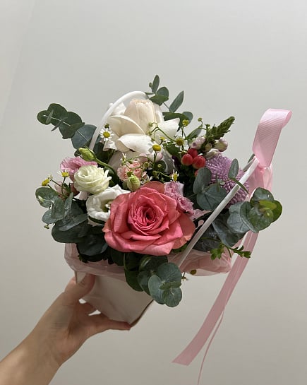 Маленький круглый букет с розами и эустомой with delivery to Astana