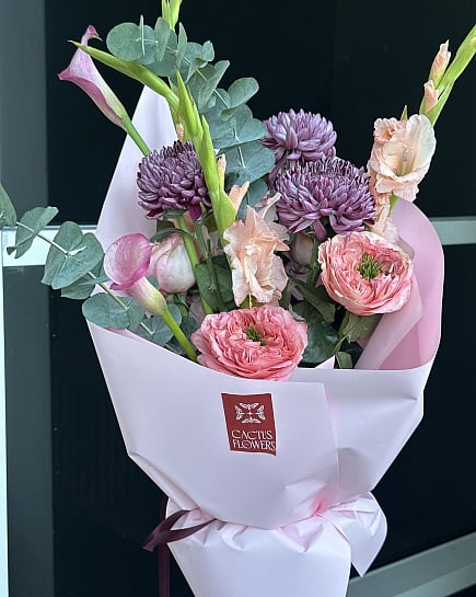 Асимметричный букет из пионовидных роз и хризантем with delivery to Astana