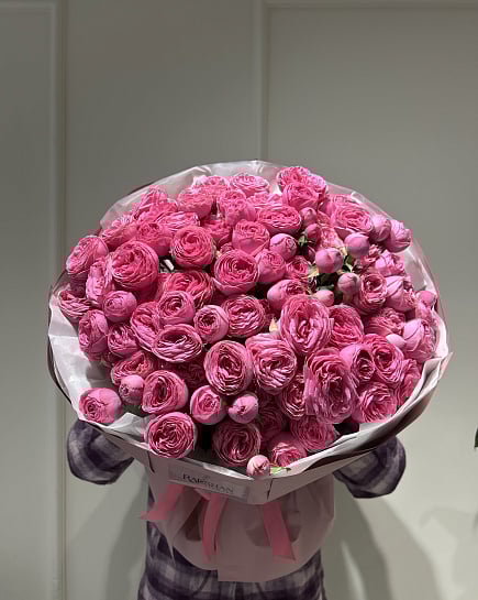Пышный букет из розовых кустовых роз с доставкой по Астане