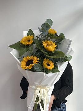 Желто-белый асимметричный букет из подсолнухов