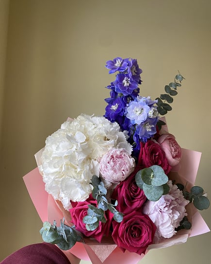 Контрастный букет с гортензией и дельфиниумом с доставкой по Астане