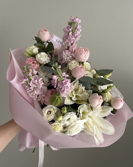 Зефирное облако из пионовидных роз и маттиолы с доставкой по Астане