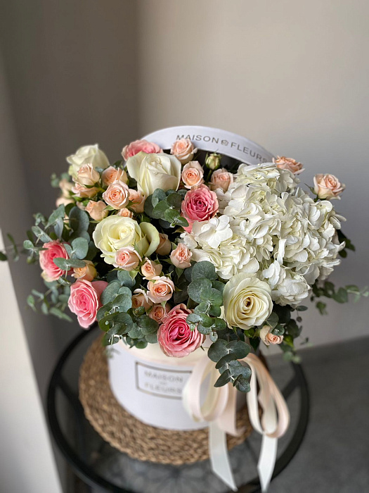 Mix of roses with hydrangeas in a box