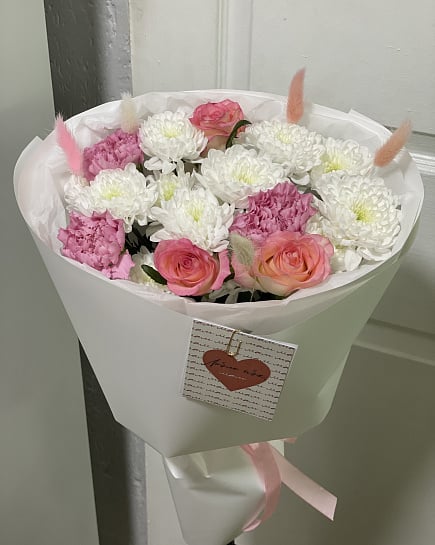 Зефирное облако из роз и хризантем с доставкой по Павлодаре