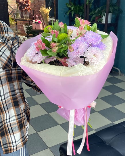 Большой круглый букет из фиолетовых и розовых хризантем with delivery to Astana