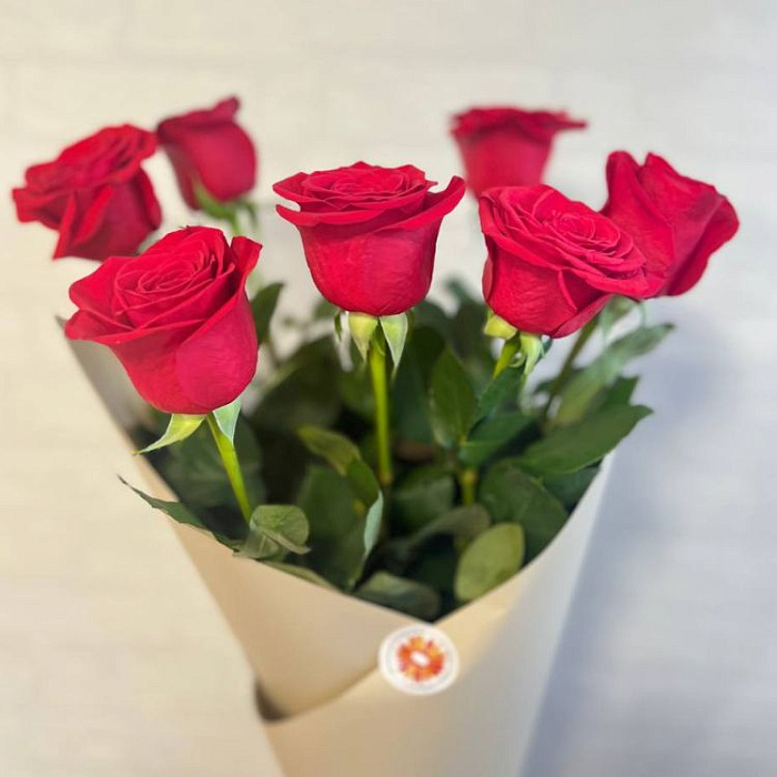 Bouquet of 7 long red roses 80 cm