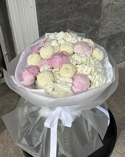 Зефирное облако из пионовидных роз и гортензий с доставкой по Астане