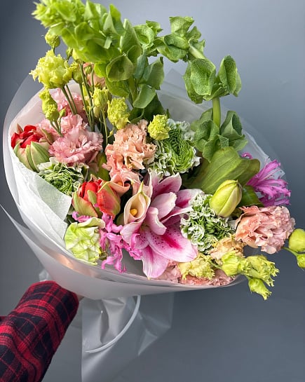 Яркий букет с каллами и лилиями с доставкой по Астане