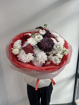 Большой круглый букет с хризантемами