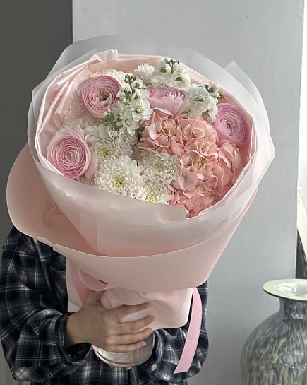 Зефирное облако из ранункулюсов и гортензии с доставкой по Астане