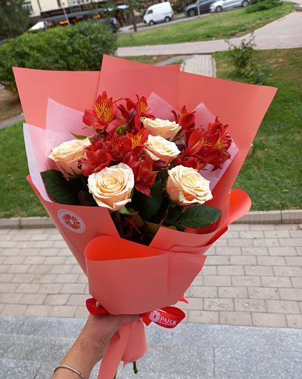Bouquet of Beige Elegy with Red Accents: Rose Bouquet flowers delivered to Almaty