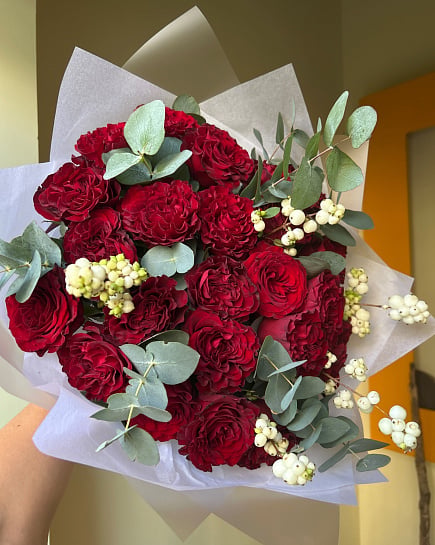 Красный круглый букет роз и гиперикума with delivery to Астане