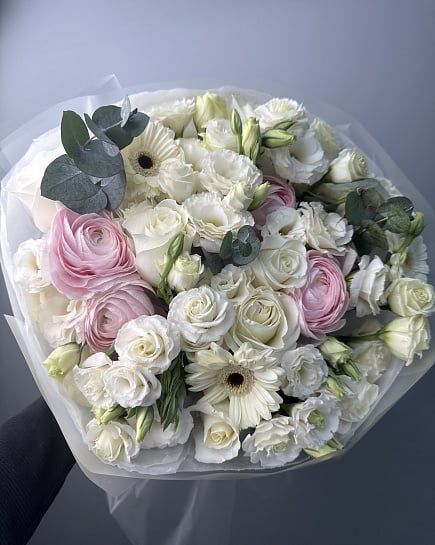 Нежный букет из ранункулюсов и роз с доставкой по Астане