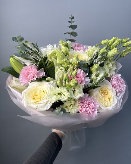 Романтичный микс с розами и эустомой с доставкой по Астане