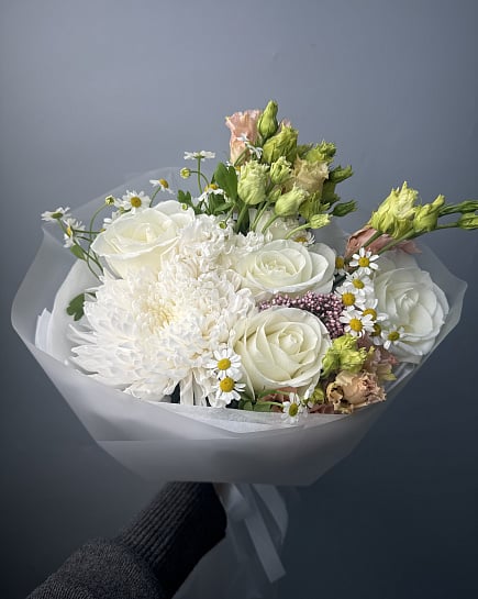 Белоснежная классика с хризантемами и розами с доставкой по Астане