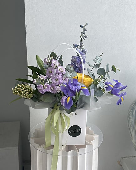 Фиолетовое очарование с ирисами и дельфиниумом с доставкой по Астане