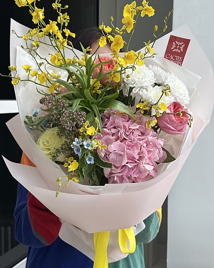 Солнечный микс с гортензией и орхидеями с доставкой по Астане