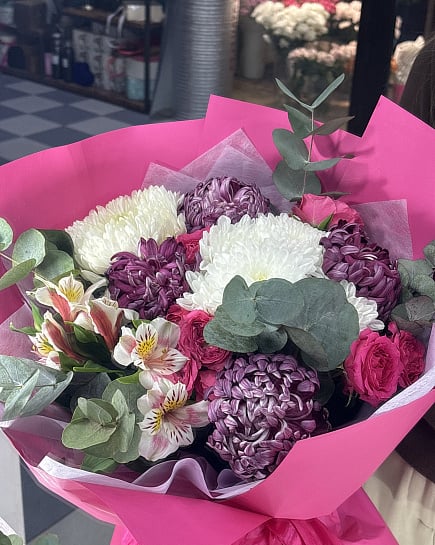 Контрастный микс с хризантемами и розами с доставкой по Астане