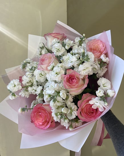 Нежный букет из пионовидных роз и маттиолы с доставкой по Астане