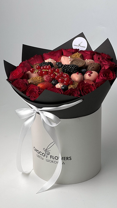 Bouquet S with flowers and strawberries in chocolate