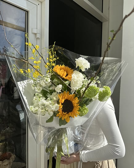 Солнечный букет с подсолнухами и орхидеями с доставкой по Астане