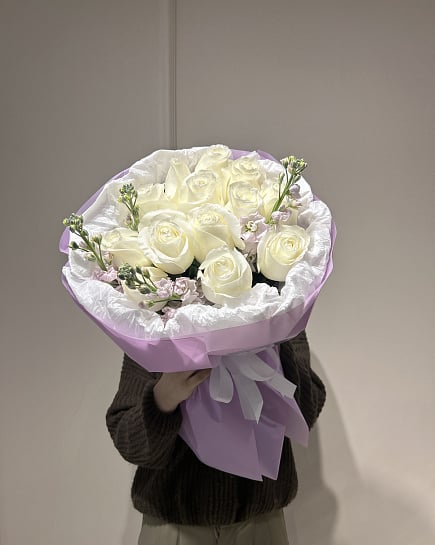 Белоснежные розы с статицей с доставкой по Астане