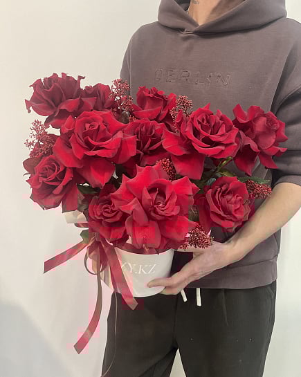 Яркий букет из красных роз с гиперикумом с доставкой по Астане