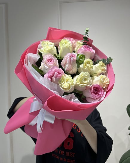 Букет из розовых и белых роз с эвкалиптом с доставкой по Астане