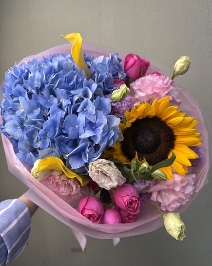 Яркий микс с гортензией и подсолнухом with delivery to Astana