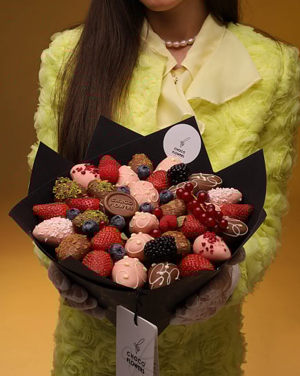 Bouquet S of strawberries in chocolate with delivery to Almaty