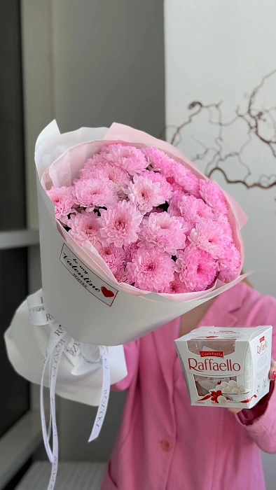 Комбо из 5 хризантем и Raffaello - купить в Астане с доставкой