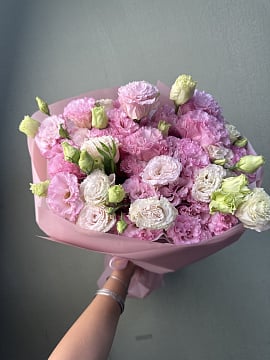 Розово-белый круглый букет эустом
