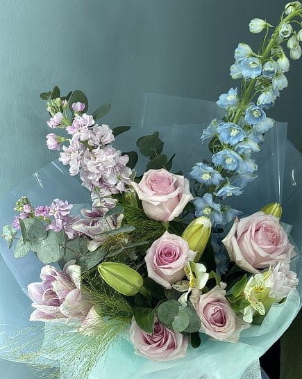 Небесная гармония с розами и дельфиниумом с доставкой по Астане