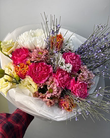 Яркий букет с гвоздиками и хризантемами с доставкой по Астане