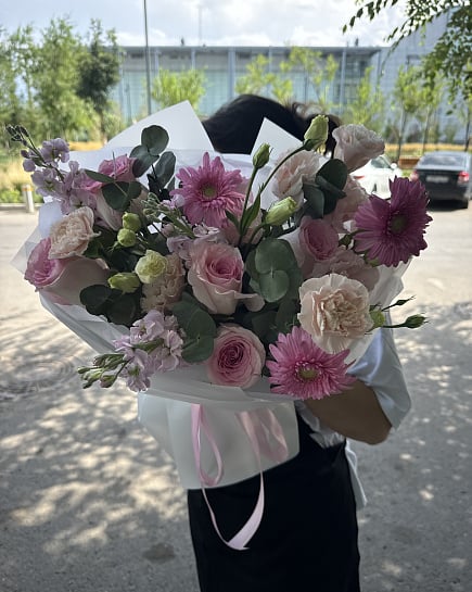 Асимметричный букет из розовых роз и белых гербер с доставкой по Астане