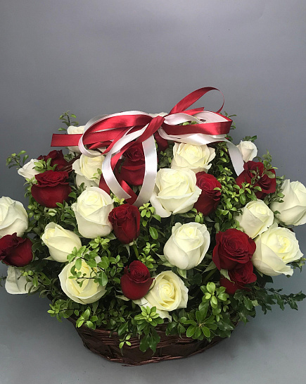 "Праздничный бал" композиция из роз в корзине с доставкой по Жетысае