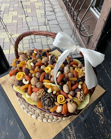 Basket with nuts and dried fruits M with delivery to Almaty