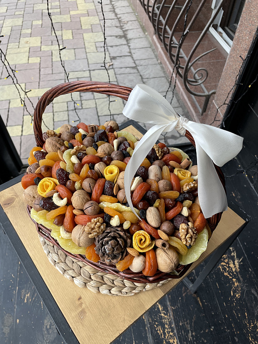 Basket with nuts and dried fruits M