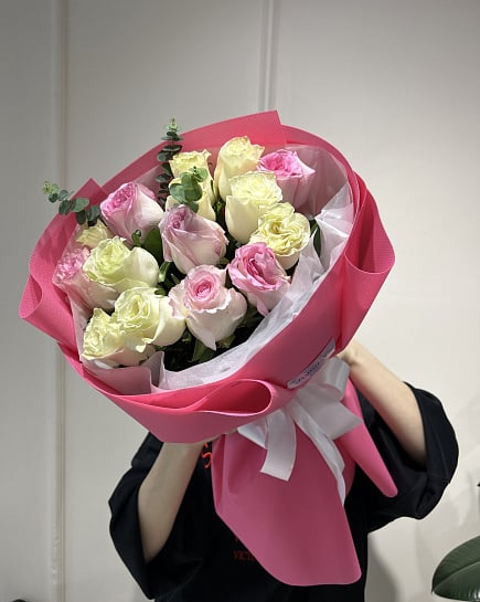 Букет из розовых и белых роз с эвкалиптом с доставкой по Астане