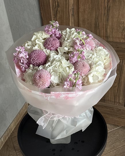 Зефирное облако из гортензий и хризантем с доставкой по Астане