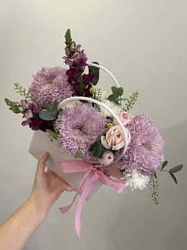Асимметричный букет из фиолетовых и розовых хризантем и роз