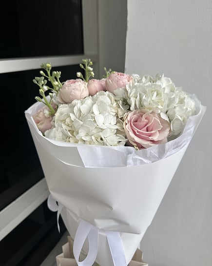 Белоснежная гортензия с пионовидными розами с доставкой по Астане