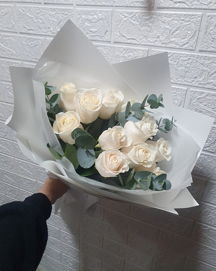 Букет белых роз с декоративной зеленью с доставкой по Алматы
