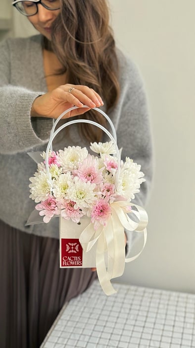 Цветочная сумочка из стойкой хризантемы - купить в Astana с доставкой