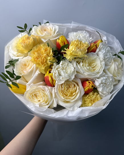 Солнечный микс из роз и тюльпанов с доставкой по Астане