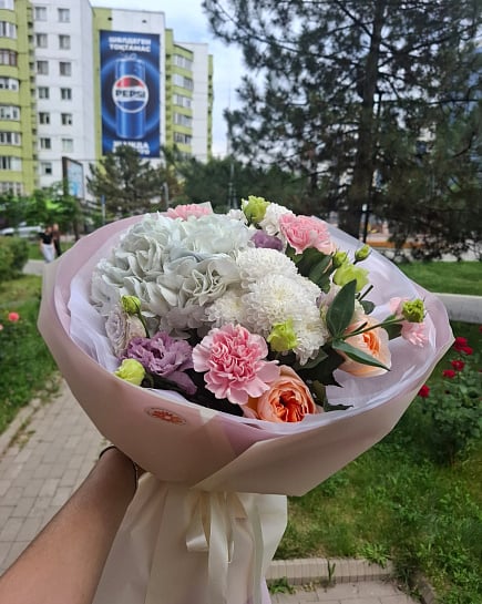 Зефирное облако с гортензией и пионовидными розами с доставкой по Алматы