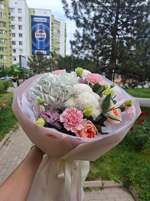 Зефирное облако с гортензией и пионовидными розами - купить в Алматы с доставкой